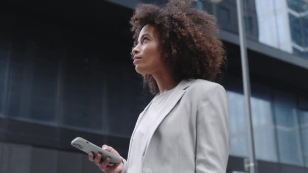 Africano senhora de negócios americana usando móveis ao ar livre — Vídeo de Stock