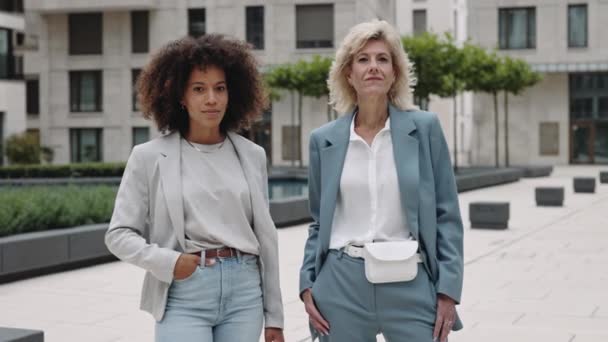 Multiethnische Geschäftsfrauen posieren in der Nähe eines Bürozentrums — Stockvideo
