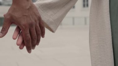 Dışarıda el ele tutuşan Afrikalı Amerikalı çiftlere yakın durun.