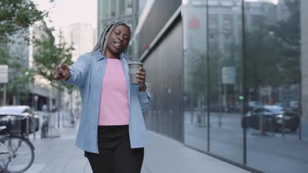 Mujer afroamericana cantando y bailando en la calle — Vídeos de Stock