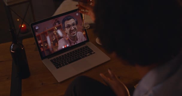Женщина пьет вино на свидании с парнем через веб-камеру — стоковое видео