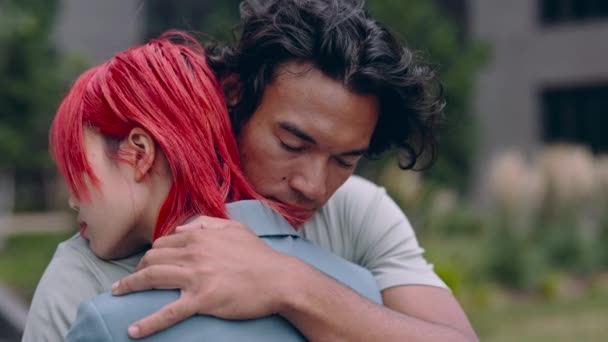 Ázsiai pár áll ölelés a város utcáján — Stock videók