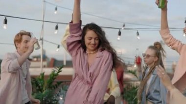 Neşeli kadın çatıda çok ırklı arkadaşlarıyla eğleniyor.