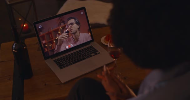 Sevgililer gününü internette şarap ve konuşmalarla kutlayan bir çift. — Stok video