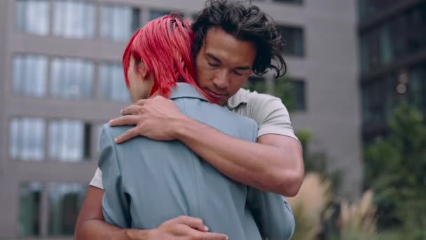 Ázsiai pár ölelkezik az utcán a találkozó alatt — Stock videók