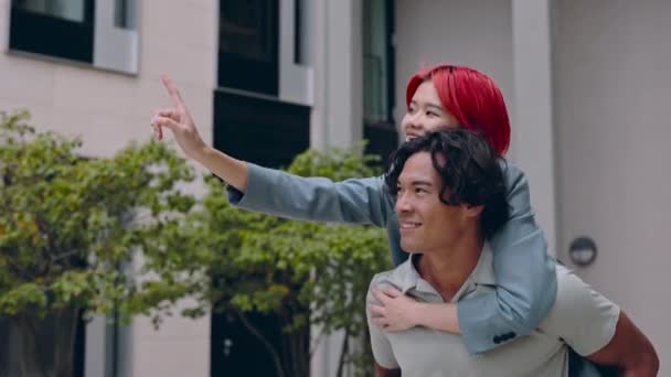 Pria Asia membawa wanitanya yang cantik di luar rumah. — Stok Video