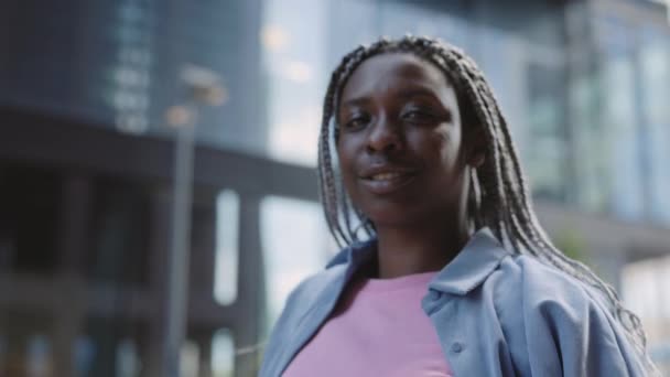 Africano americano mulher sorrindo na câmera ao ar livre — Vídeo de Stock