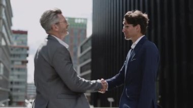 İş ortakları sokakta tokalaşırken