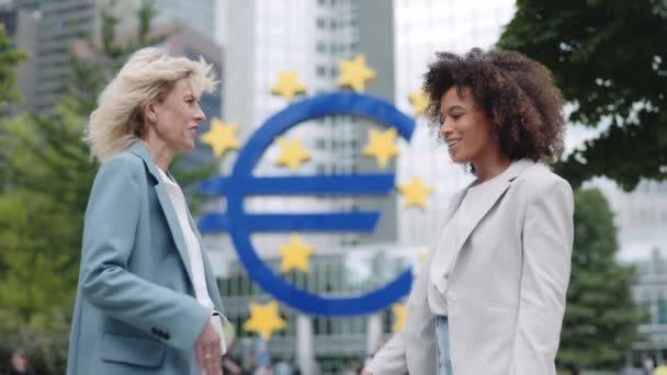 FRANKFURT, GERMANY , AUGUST 17, 2021: Multiracial female colleagues shaking hands on street — Stock Video