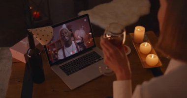 Mutlu çiftin yıldönümü kutlamaları için video çağrısı var.