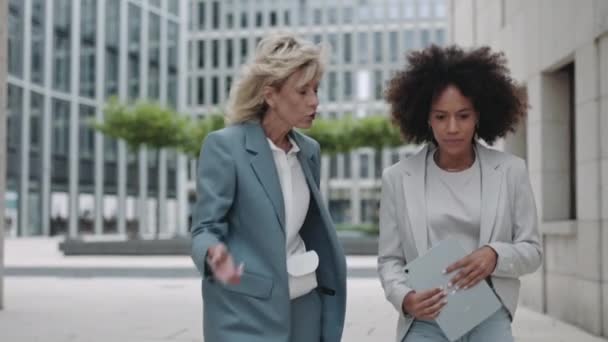 Worried business women walking and talking about issues — Stockvideo