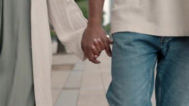 Sokakta el ele tutuşan Afrikalı Amerikalı çiftlere yakın durun.