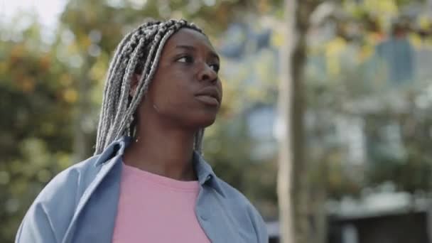 거리를 걷는 레게 머리를 가진 아프리카계 미국 여자 — 비디오