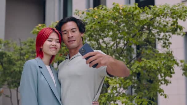 Pár okostelefon segítségével selfie az utcán — Stock videók