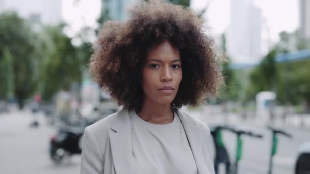 Retrato de mulher afro-americana de terno posando na rua — Vídeo de Stock