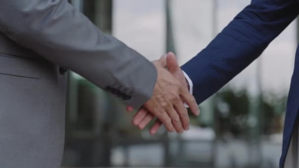 Üzleti partnerek közelsége kézfogás a szabadban — Stock videók
