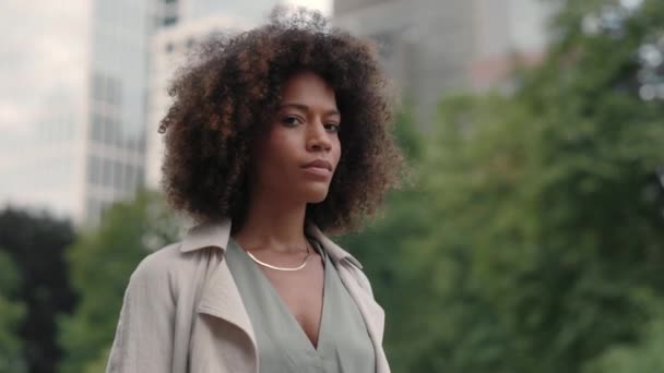 Az utcán pózoló afro-amerikai nő portréja — Stock videók