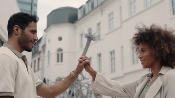 Pasangan berpegangan tangan dan saling memandang di jalan — Stok Video