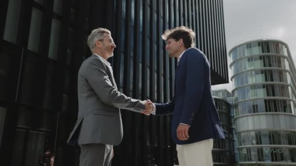 商业伙伴在街上见面时握手 — 图库视频影像