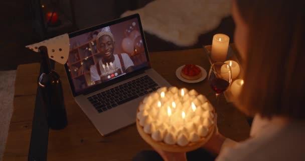Casal feliz ter vídeo chat no laptop para festa de aniversário — Vídeo de Stock
