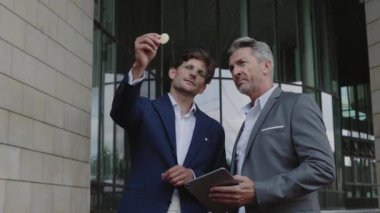 Tabletli ve bitcoin 'li işadamları dışarıda bekliyor.