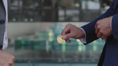 İş adamı Altın Bitcoin 'den para alıyor
