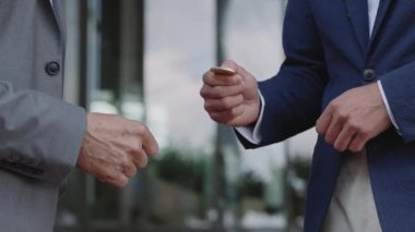 Ortağına altın Bitcoin veren işadamına yakın plan