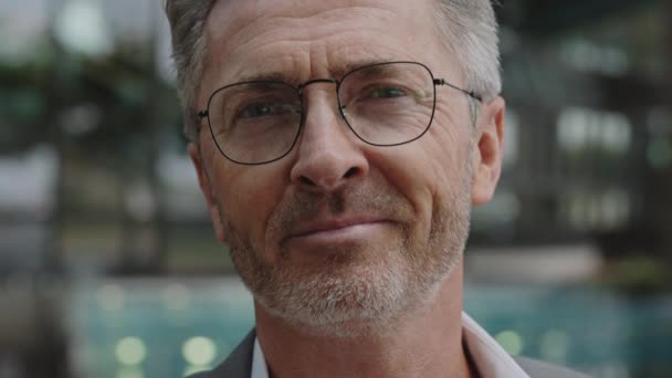 Hombre de negocios envejecido exitoso en gafas que posan al aire libre — Vídeo de stock