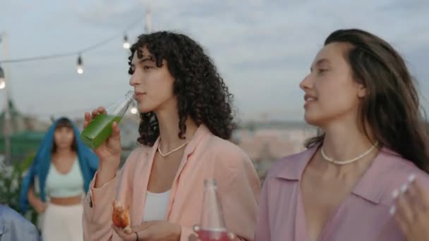 Dwie kaukaskie kobiety zabawiające się z przyjaciółmi na dachu — Wideo stockowe