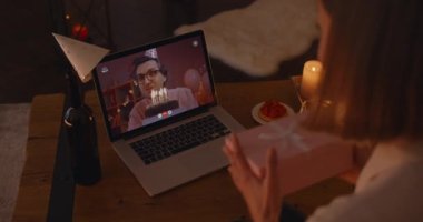 Çift online doğum günü kutlaması için laptop kullanıyor