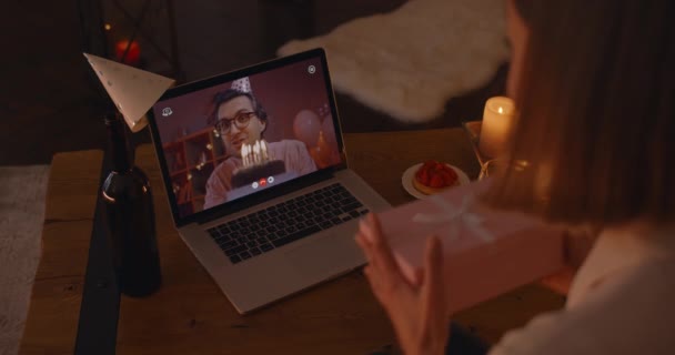 Pareja usando el ordenador portátil para la celebración en línea del cumpleaños — Vídeos de Stock