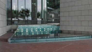 İki işadamı dışarıda el sıkışıyor.