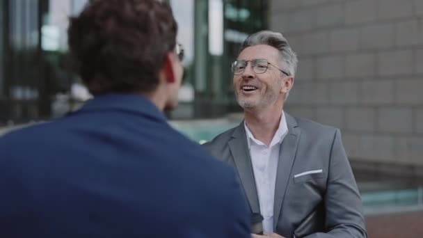 Rekan bisnis berjabat tangan dan berbicara di jalan — Stok Video