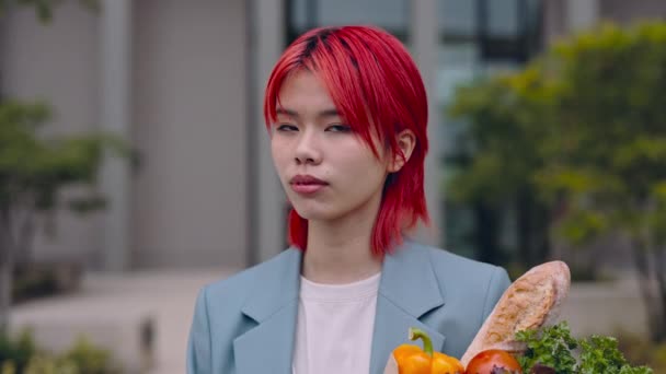 食料品袋を屋外で保持するアジアの女性の肖像 — ストック動画
