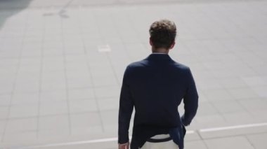 Takım elbiseli bir işadamının merdivenlerden inişi.