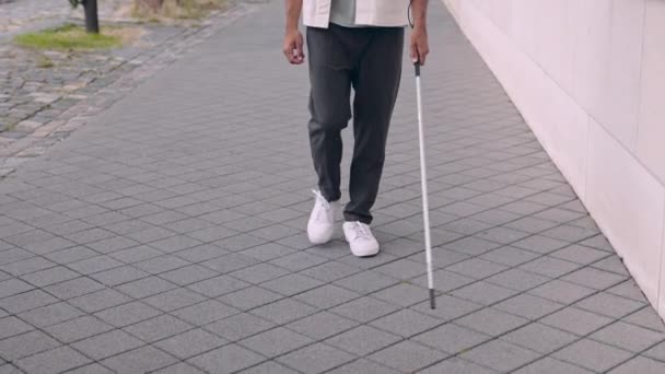 Закрыть инвалида палкой во время ходьбы — стоковое видео
