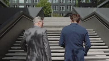 Merdivenlerde yürüyen iki iş ortağının arka planı.