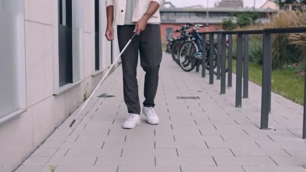 Gros plan de l'aveugle utilisant la canne tout en marchant à l'extérieur — Video