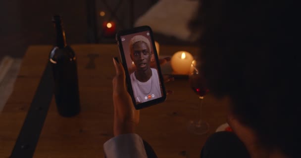 Femme utilisant un smartphone pour un appel vidéo avec son petit ami — Video