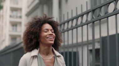 Afro-Amerikalı kadın sokakta koşuyor, sevdiği adama doğru.