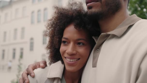 Amante casal afro-americano de pé em abraço ao ar livre — Vídeo de Stock