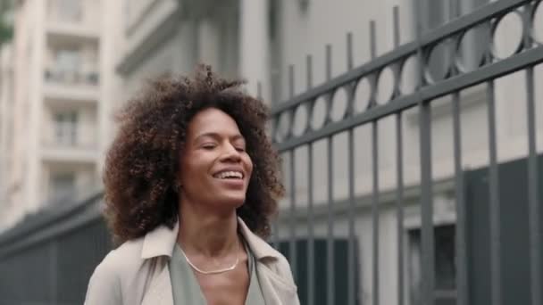 非洲裔美国女人在街上向她心爱的男人跑去 — 图库视频影像