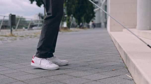 Aveugle homme utilisant bâton pour la sécurité marcher à l'extérieur — Video