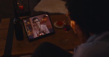 Adam video konferansı sırasında kadına evlenme teklif ediyor.
