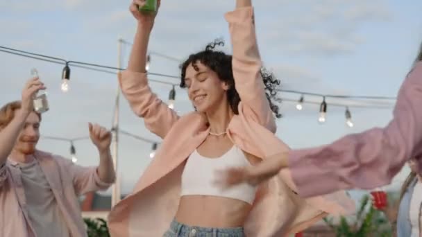 Mujer adorable bailando en la azotea con diversos amigos — Vídeos de Stock