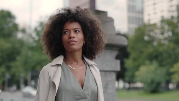 Africano americano mulher em elegante desgaste andando na rua — Vídeo de Stock