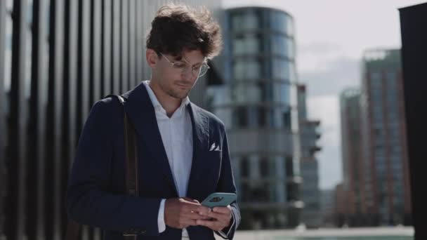Muž středního věku smskování na smartphone venku — Stock video