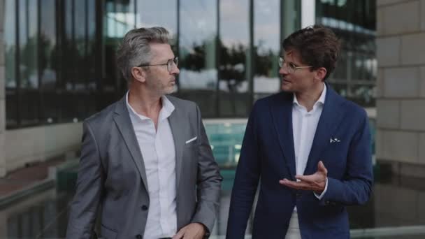 Business partners having conversation while walking — Vídeo de Stock