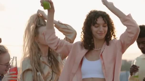 Stylowe, młode przyjaciółki z alkoholowymi drinkami tańczące na imprezie — Wideo stockowe