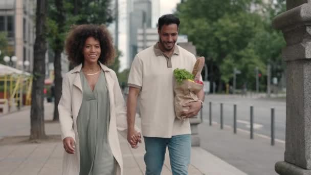 Africano casal americano andando na rua com saco de supermercado — Vídeo de Stock